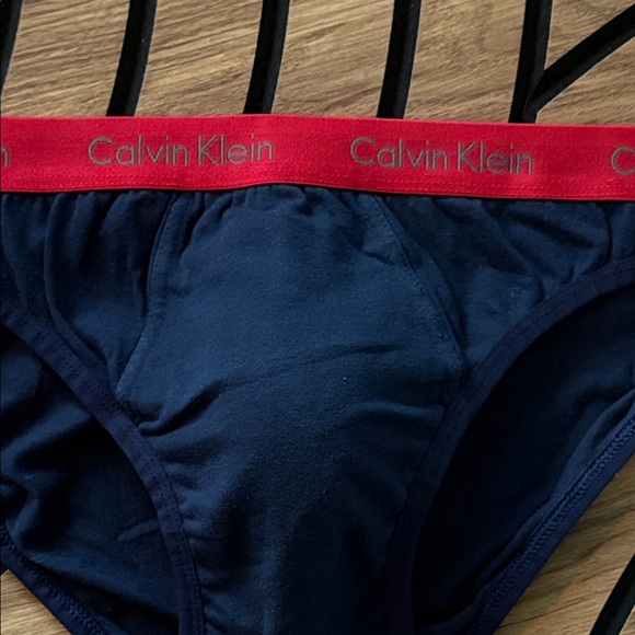 Calvin Klein - Picture 2 of 4